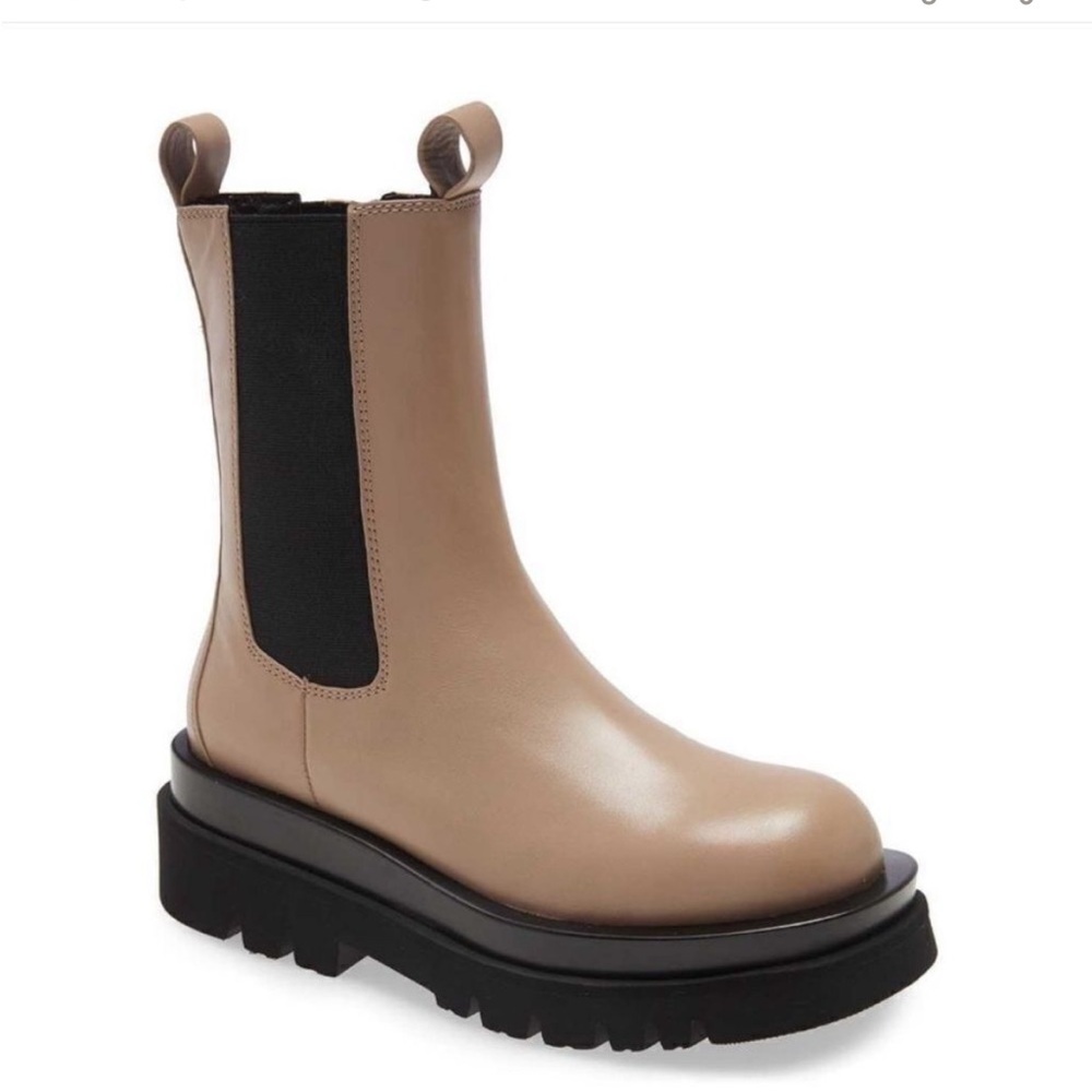 Jeffrey Campbell Tanked Platform
Taupe Chelsea zip boots size 6 new